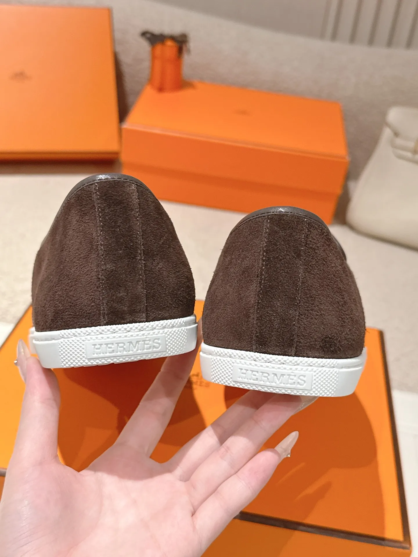 Men's Men's Shoes 600💰 Hermes# Couple Studded Loafers Calfskin and suede goatskin lace-up free sneakers with signature "H" detail. The design is simple and smooth, creating a fashionable urban look. It is comfortable and versatile. H family classics are not outdated, and the delivery counter is exquisitely packaged🛍📦 Fabric: Original customized imported first-layer cowhide/cow down Lining: Imported soft sheepskin Sole: Original open-molded anti-slip TPU material Size: 35-45